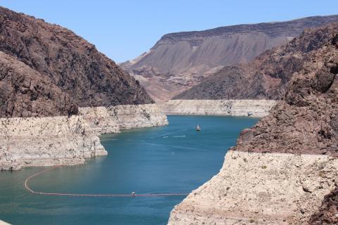 Lake Mead at a very low level in June 2022. A small boat in the picture gives an idea of the scale of the bathtub ring